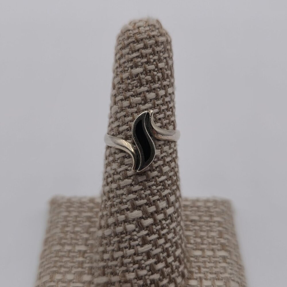 Size 5.75 Sterling Silver Unique Shape Black Inlay Ring A1966